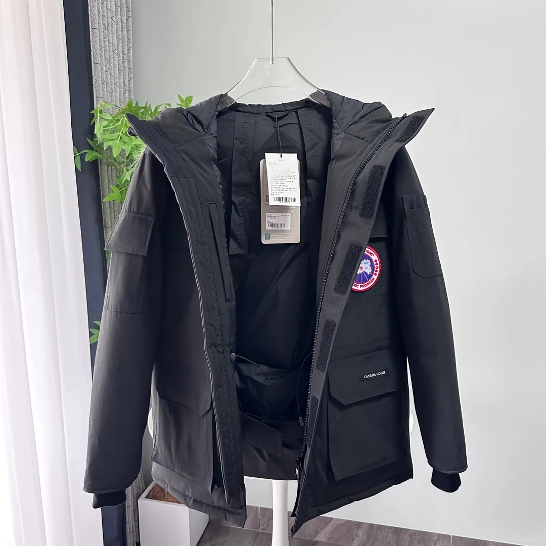 P700 CANADA GOOSE｜Canada Goose Expedition Parka｜Classic upgrade New 08 style Color: graphite gray, off-white, black, pink, navy blue, sky blue, Size: XS, S, M, L, XL, XXL, Product introduction Loose fit, multi-pocket design Larger size for free movement. 6 exterior pockets: 4 reversible front pockets, zippered side entry. There is a practical pocket on the left sleeve and a top pocket on the right sleeve. There is a drawstring on the inside of the waist and a logo patch on the back. The waist is designed with an inside drawstring, which can be adjusted to provide excellent warmth. Woven grab straps at upper back with “Expedition” logo patch • Hood with removable zipper trim, interchangeable hood trim for personalization and added protection (this jacket is not available with the classic hood trim) • Chin protection element has a tricot inner fabric for softness and comfort • Woven grab straps at upper back with “Expedition” logo patch • Internal drawstring at the waist, adjustable to provide excellent warmth •Snap-in rib knit cuffs for added comfort and optimal heat locking in •Stylish hanging inner straps allow the jacket to be carried over the shoulder, hands-free •Stowaway nylon stretch snow skirt for added protection •Two-way zipper covered fly with Velcro® snaps that unzips from the bottom for increased range of motion and breathability. A windproof fly is designed under the zipper for an extra layer of protection. • 6 exterior pockets: 4 two-way pockets on the front with top flap and Velcro® snaps, and zippered side entry. Utility pockets on left sleeve and right sleeve with top flap and velcro® snaps Internal pockets: 1 zipped pocket, 2 mesh drop-in pockets Embroidered Canada Goose logo